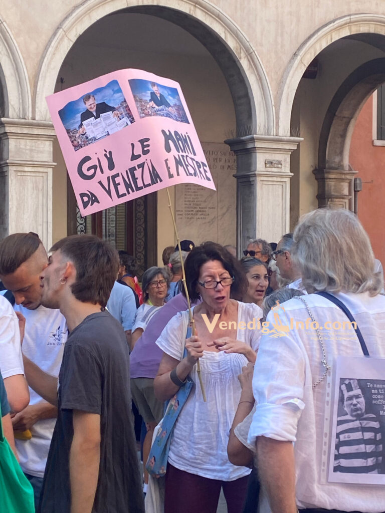 Rücktrittsforderungen gegen Bürgermeister von Venedig - große Demo in Mestre